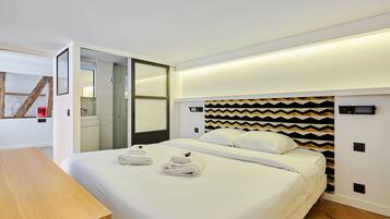 Iron/ironing board, bed sheets