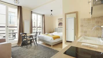 Bureau, fer et planche Ă repasser, lit parapluie, draps fournis