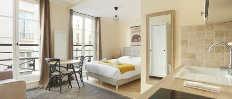 Iron/ironing board, bed sheets