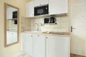 Jääkaappi, mikroaaltouuni, liesi, astianpesukone