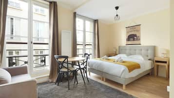 Bureau, fer et planche Ă repasser, lit parapluie, draps fournis