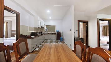 Bureau, espace de travail pour ordinateur portable, Wi-Fi gratuit