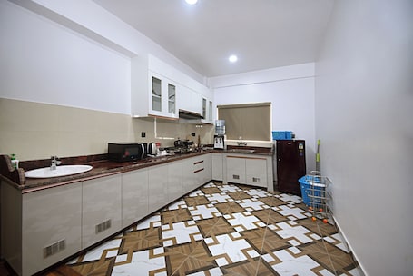 Escritorio, espacio para trabajar con laptop y wifi gratis