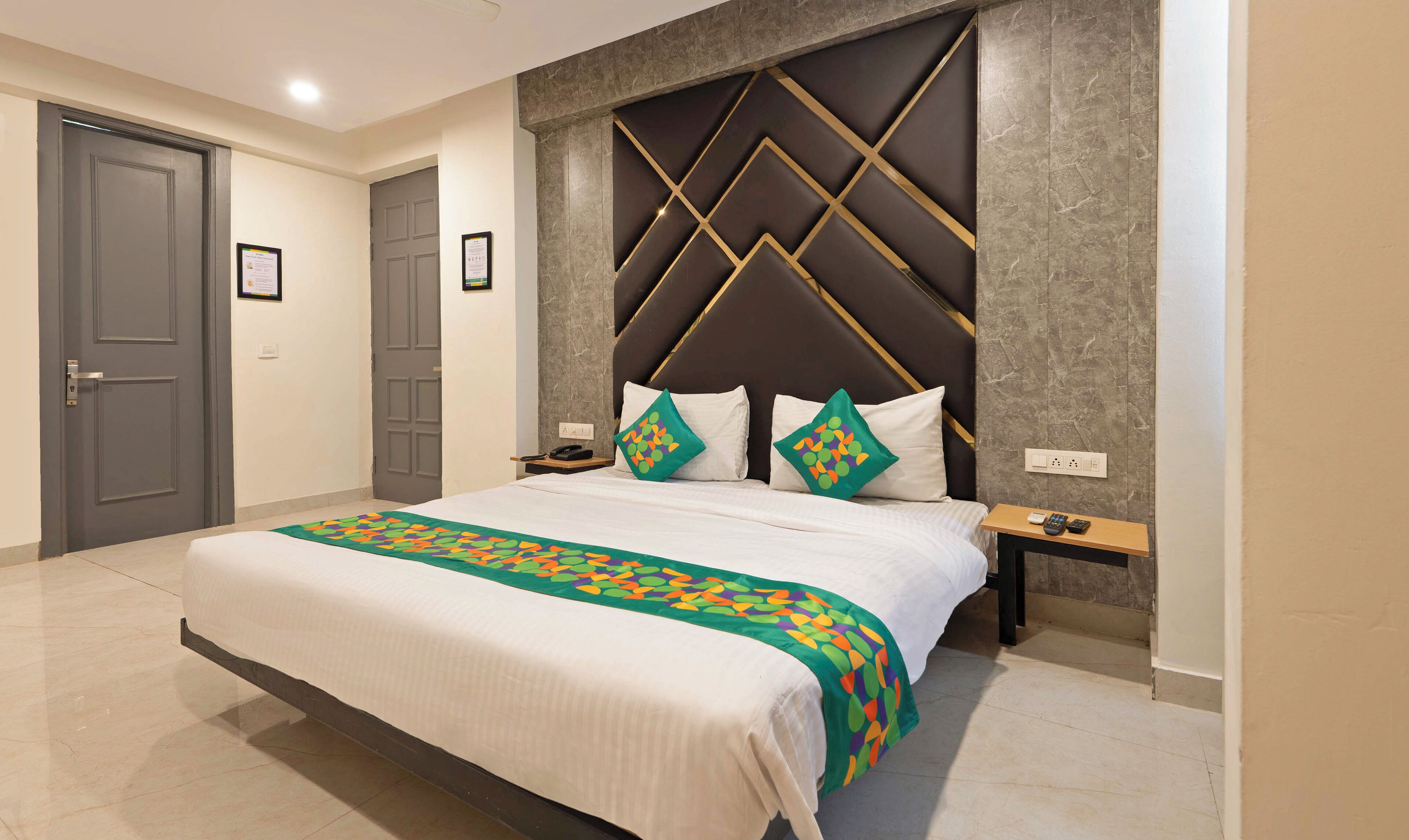 Deluxe Double Room | Iron/ironing board