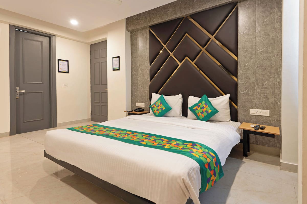 Deluxe Double Room | Iron/ironing board