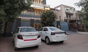 Free self parking - Treebo Novis Stayz (Noida)