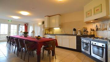 Een koelkast, een magnetron, een oven, een vaatwasser