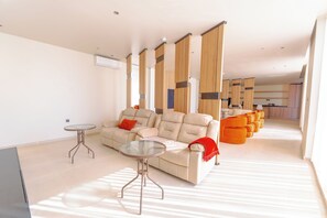 Coin salon dans le hall