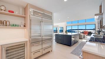 Jääkaappi, mikroaaltouuni, uuni, liesi