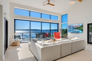 Fernseher, Stereoanlage