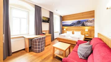 Habitació doble Comfort, vistes a la ciutat | Caixa forta a l'habitació i espai de treball apte per a portàtils