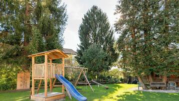 Zona de juegos infantil al aire libre