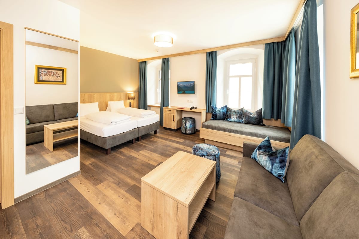 Comfort-Dreibettzimmer, Stadtblick | Zimmersafe, laptopgeeigneter Arbeitsplatz, Verdunkelungsvorhänge