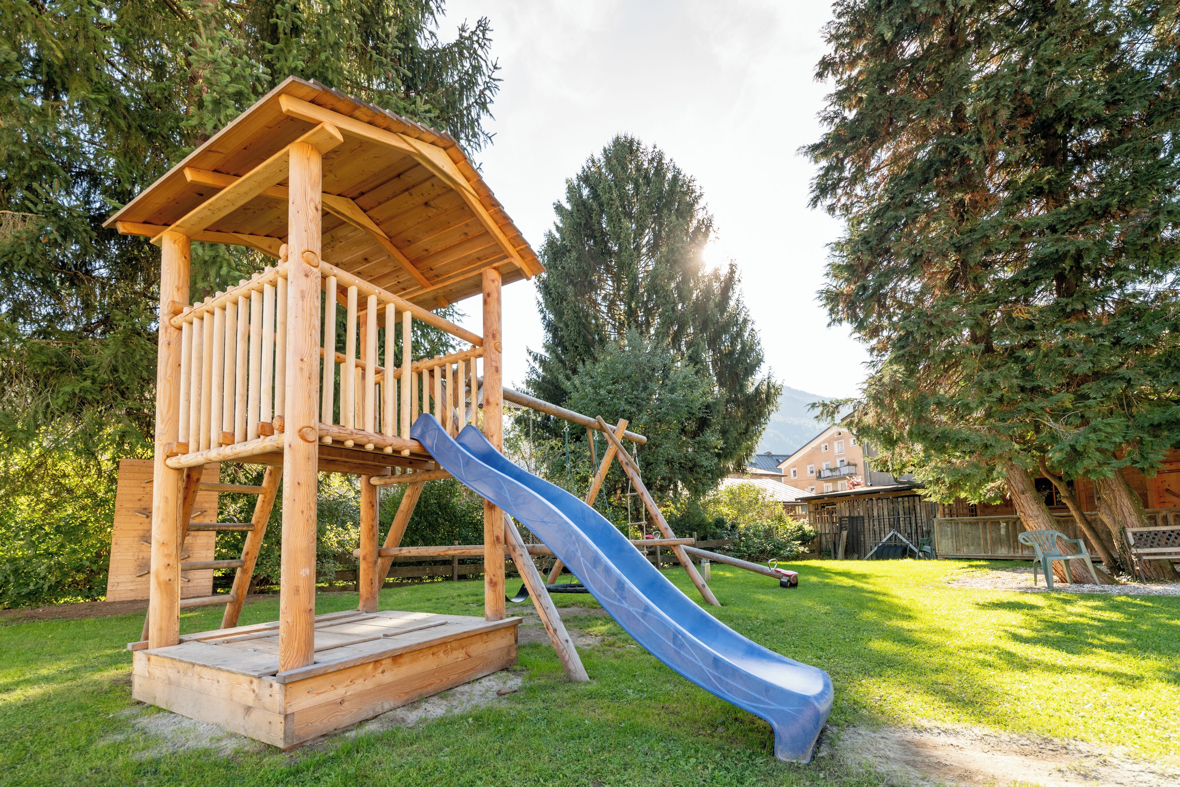 Lasten leikkialue ulkona