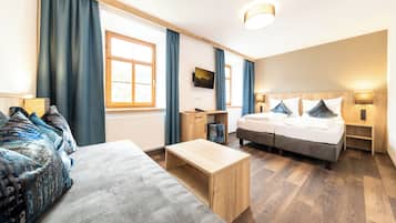 Habitación estándar, balcón, vista a la ciudad | Caja de seguridad en la habitación y espacio para trabajar con laptop