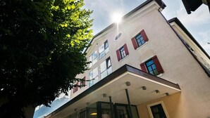 Un immeuble à plusieurs étages, doté d’un toit plat et de grandes fenêtres.