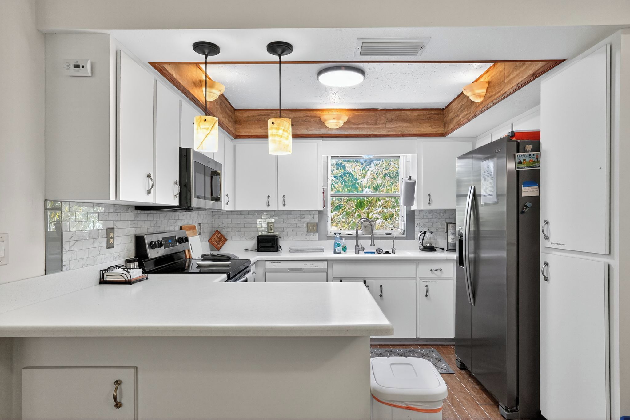 Mikrobølgeovn, ovn, kokeplater og oppvaskmaskin