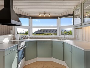 Kühlschrank, Mikrowelle, Kochgeschirr/Geschirr/Besteck