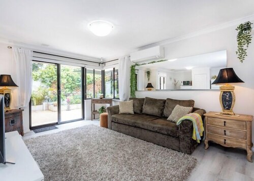 Private, Comfortable, 2 Bedroom Duke St Villa