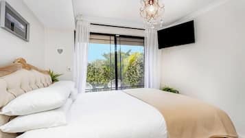 Iron/ironing board, bed sheets