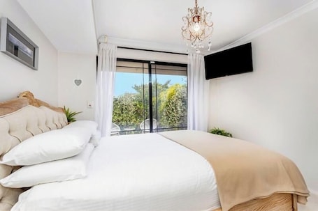 2 bedrooms, iron/ironing board, bed sheets. Private, Comfortable, 2 Bedroom Duke St Villa