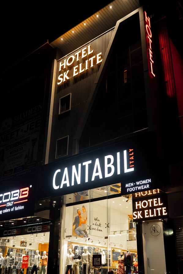 L'hôtel SK Elite se distingue par son enseigne bien visible et abrite un magasin Cantabil.