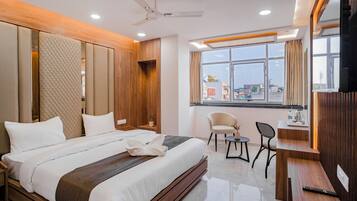 Quarto casal superior, vista para a cidade | Escrivaninha, espaço de trabalho para notebook, Wi-Fi de cortesia