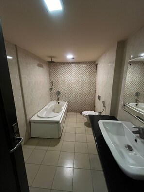 Suite junior, balcón, vistas a la ciudad | Baño