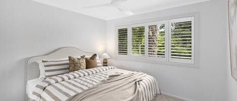 4 bedrooms, iron/ironing board, internet, bed sheets