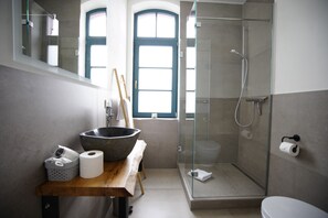 Dusche, Haartrockner, Handtücher, Seife