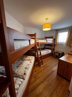 4 chambres, fer et planche à repasser, Wi-Fi, draps fournis