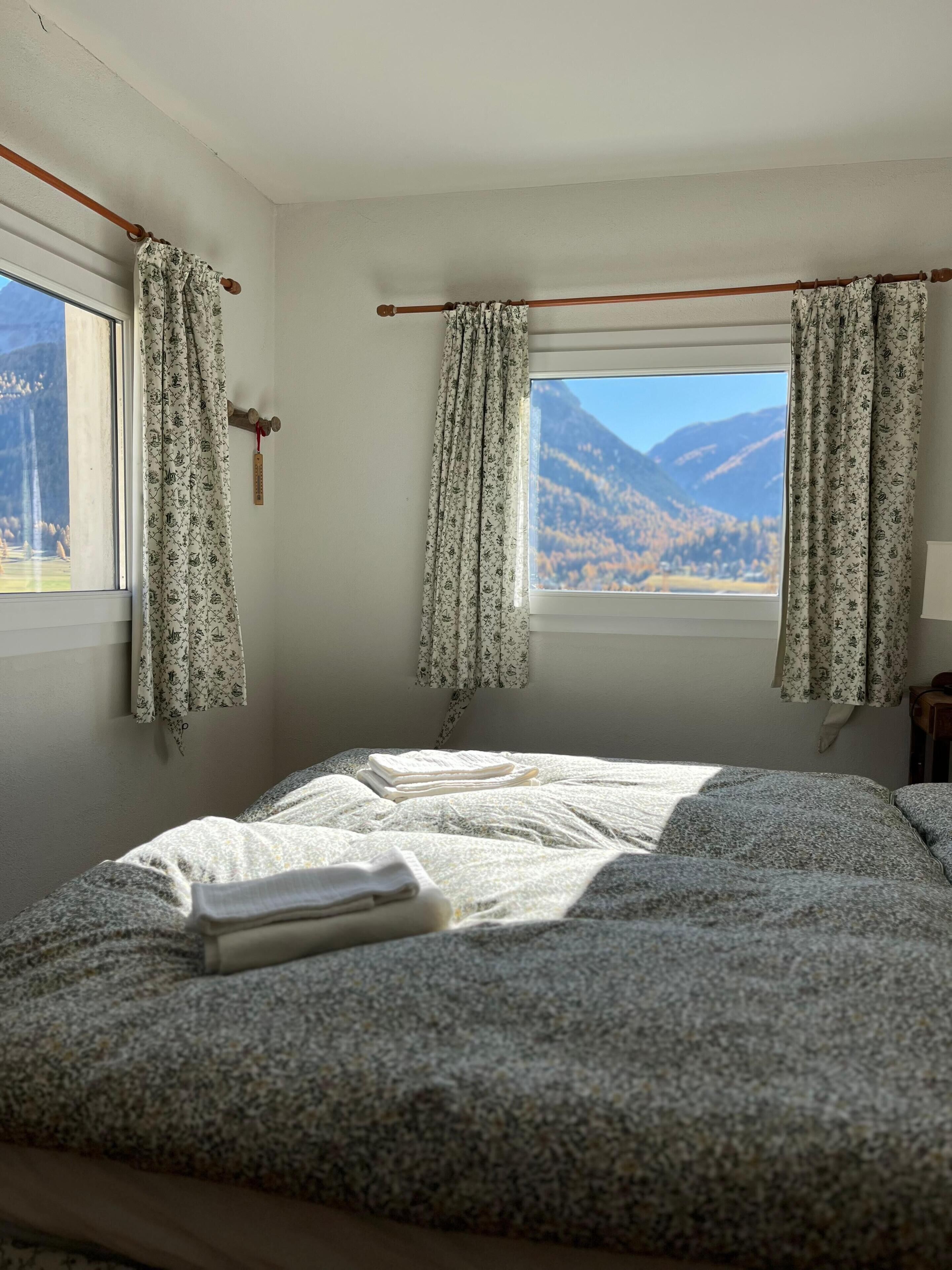 4 عدّة غرف نوم ومكواة/لوح كي وواي فاي وملاءات أسرّة