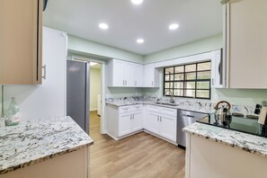 ثلاجة، ميكروويف، موقد طهي مسطح، غسالة أطباق