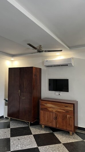 Desk, free WiFi - The Dhar Villa By Kanhaiya Farms (Udaipur)