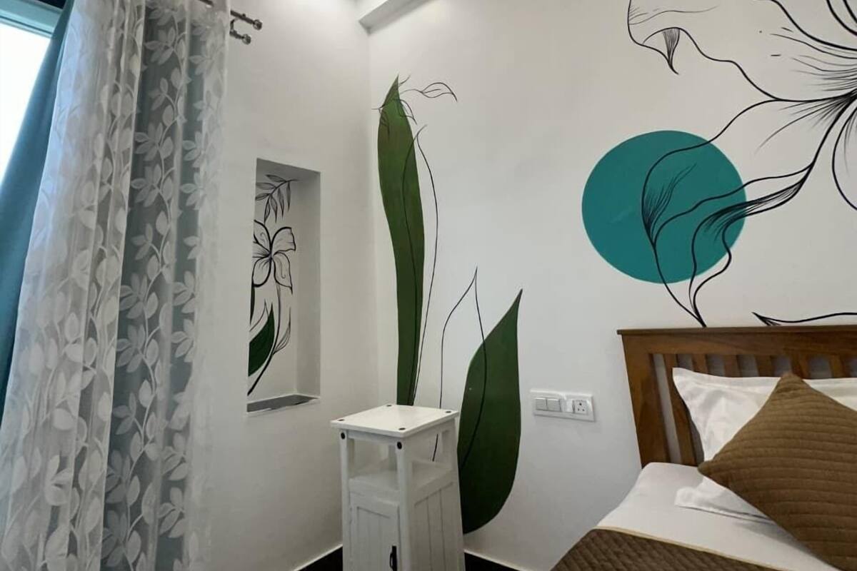 Deluxe Room | Desk, free WiFi