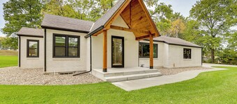 Topeka Farmhouse Hideaway: 5 Mi to Downtown!