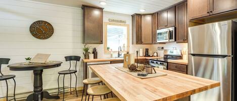 Jääkaappi, mikroaaltouuni, liesi, astianpesukone