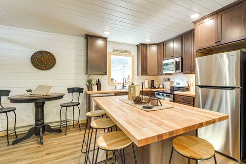 Lake Days, Links & Trails! Danbury Cottage