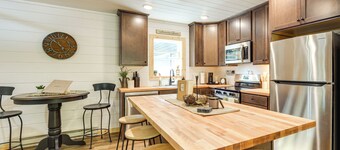 Lake Days, Links & Trails! Danbury Cottage