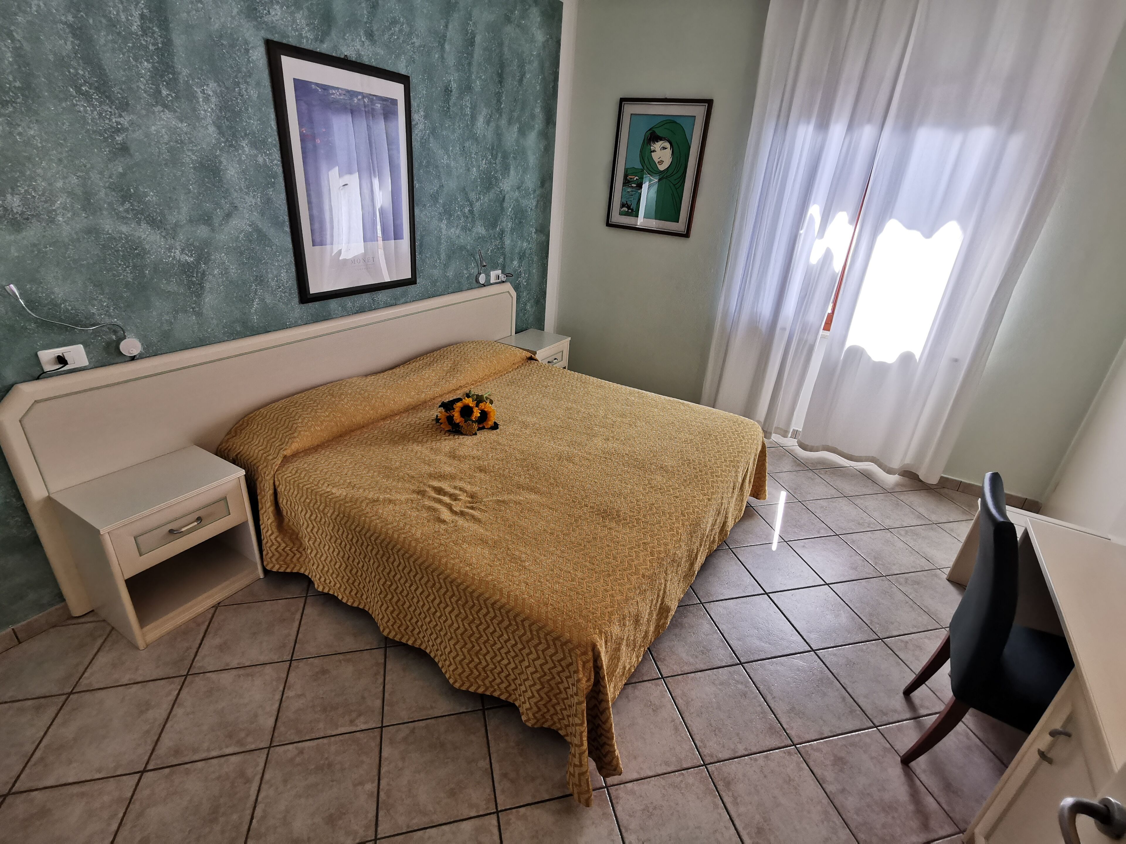 Habitación con 1 cama doble o 2 individuales, vistas al patio | Caja fuerte, sistema de insonorización, wifi gratis