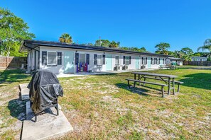 A single-story building with a covered grill, a picnic table, and a small yard. - See the Manatees! Homosassa Studio 2 Mi to River (Homosassa)