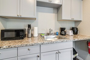 Private kitchen - See the Manatees! Homosassa Studio 2 Mi to River (Homosassa)
