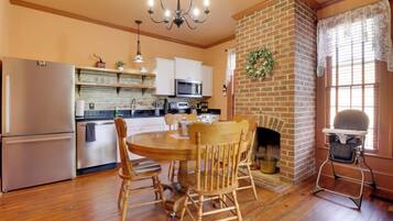 Réfrigérateur, micro-ondes, plaque de cuisson, lave-vaisselle