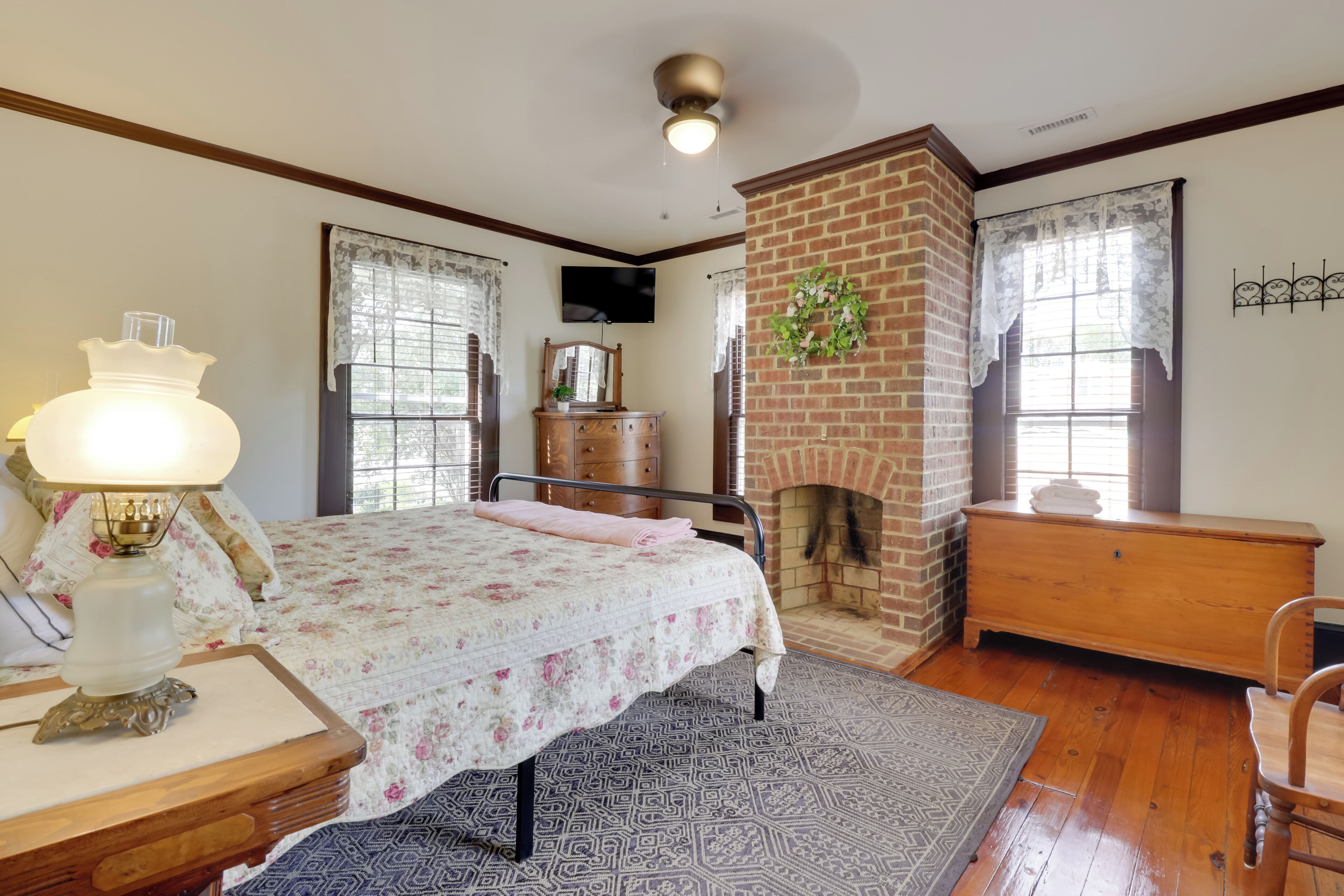 2 bedrooms, iron/ironing board, Internet, bed sheets