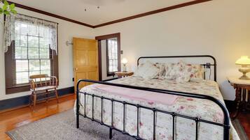 2 bedrooms, iron/ironing board, Internet, bed sheets