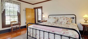 Walk to Downtown: Historic Home in Edenton’s Heart