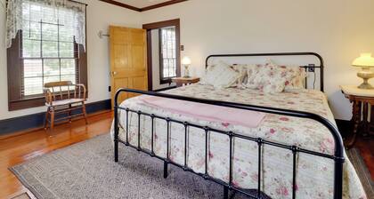 Walk to Downtown: Historic Home in Edenton’s Heart