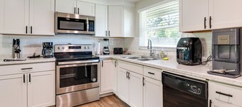 2 Mi to 7 Sisters Springs! Home w/ Resort Perks