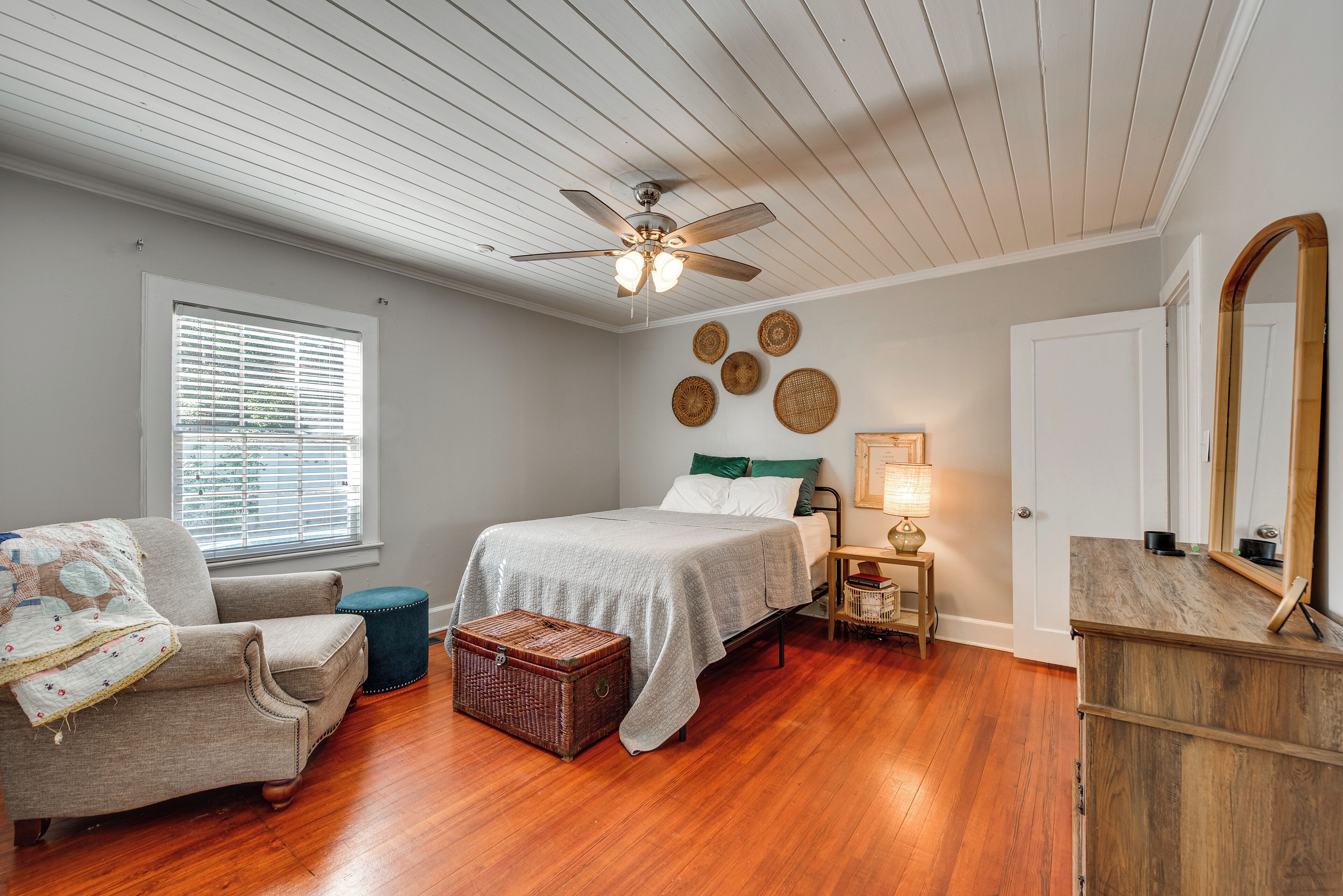 3 soverom, skrivebord, strykejern/-brett og internettilgang