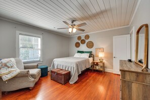 3 bedrooms, desk, iron/ironing board, Internet